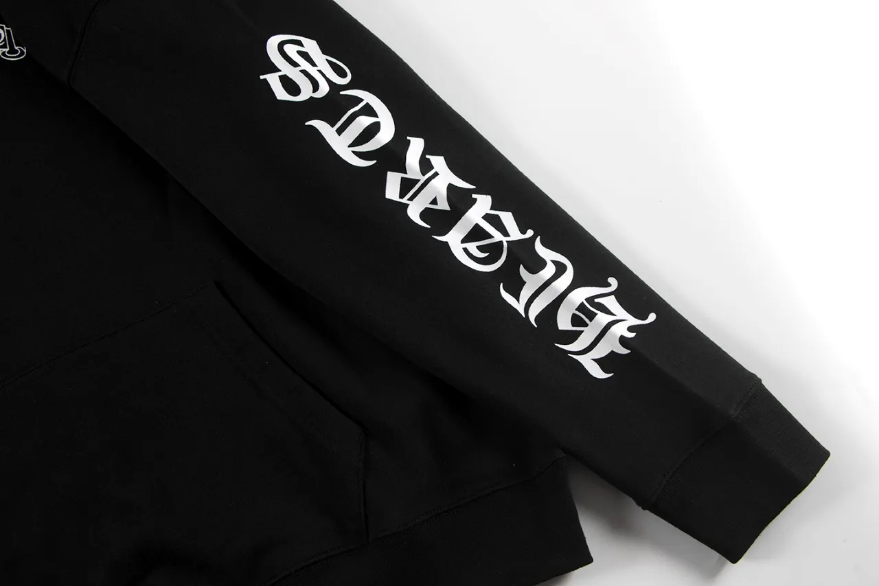 M34—P210 -Chrome Hearts/Chrome Hearts printed sweatshirt cardigan jacket -420 grams of high-density, high-quality wool, soft, delicate and skin-friendly, soft and silky to the touch, warm and skin-friendly -The hardware zipper accessories are all customized and full of details -Colour: black white -Size: S M L XL